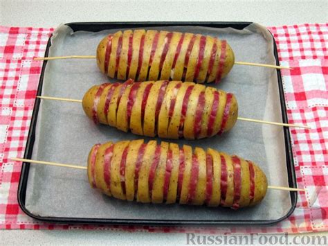 Рецепт: Картофель спиралью, запечённый с колбасой, на шпажках на ...
