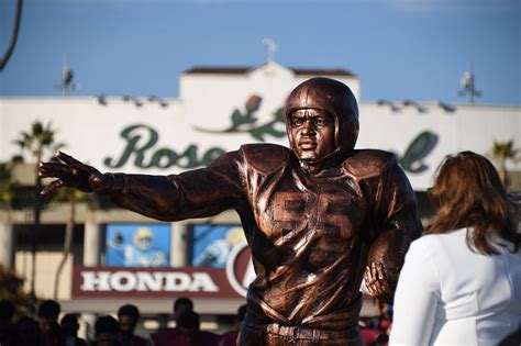 Jackie Robinson statue unveiled at Rose Bowl - True Blue LA