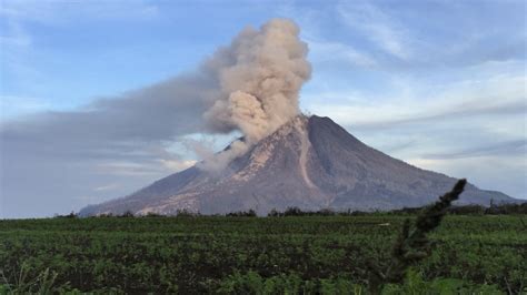 Indonesia's Mount Sinabung unleashes hot ash | CTV News