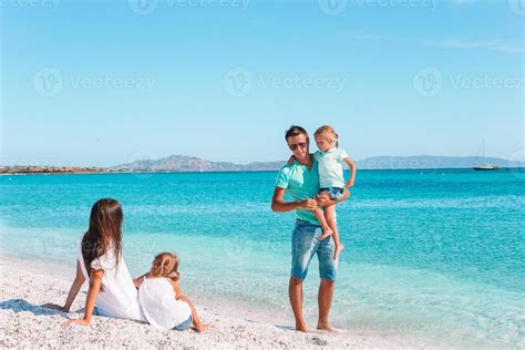 família linda feliz crianças na praia 18108629 Foto de stock no