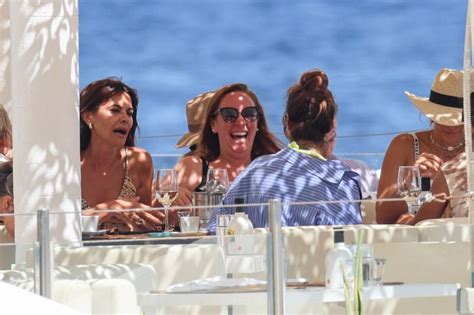 Lara Álvarez presume de tipazo en bikini durante una divertida quedada con María José Suárez