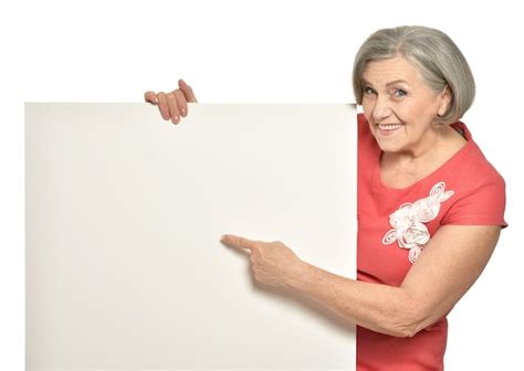 Retrato De Mujer Mayor En Vestido Rojo Con Cartel Blanco Sobre Fondo