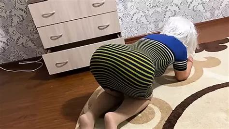 Ich näherte mich reifer MILF als sie auf der Toilette saß und sie überredete Titten zu zeigen