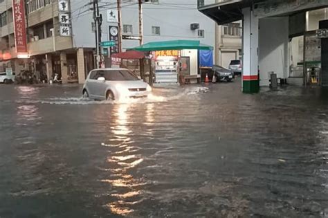 雨彈狂炸！鹿港國中前馬路「淹成河流」 天后宮「廟埕淹程池塘」天公爐也泡水 風傳媒 Line Today