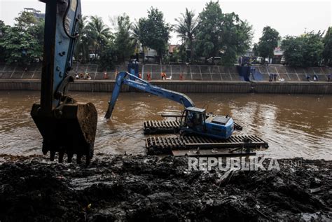 Antisipasi Banjir Pemprov Jakarta Intensifkan Pengerukan Sungai