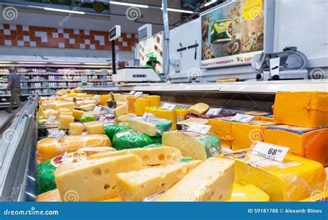 Продажа сыра в гипермаркете Karusel Одно из самого большого Retai ...