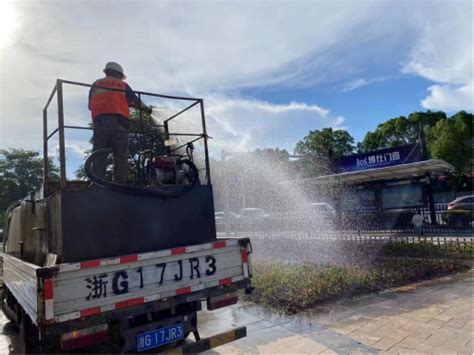 高温下的坚守 环卫工人用满身汗水换来城市洁净