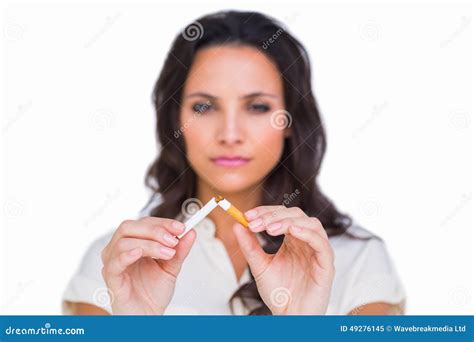 Jolie Brune Cassant Une Cigarette Image Stock Image Du Pose Adulte