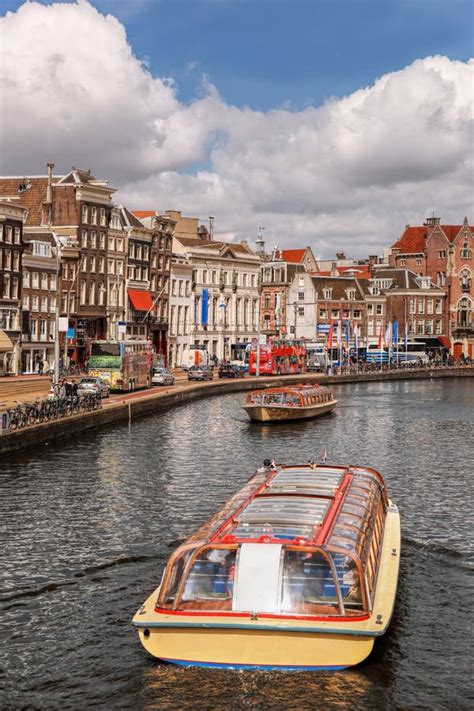 Ciudad De Amsterdam Con Barcos Tur Sticos En El Canal Durante La