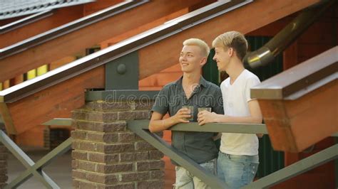 Hombres Gay Que Se Relajan En El Parque Lgbt Almacen De Video V Deo De Mitad Amantes