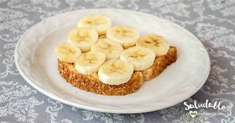 Un pan con mantequilla de cacahuate y plátano es saludable