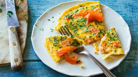 Omelette Au Saumon Fumé Et Ciboulette Facile Et Rapide Découvrez Les Recettes De Cuisine Actuelle