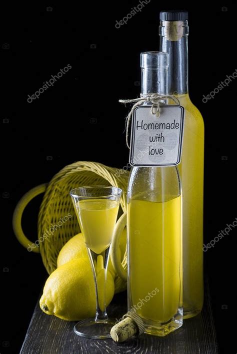 Limoncello Italiano En Un Vaso De Chupito Sobre Fondo Negro De Madera