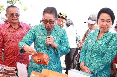 Pasar Rakyat Berbelanja Dan Berbagi Di Bangli Kilas Bali