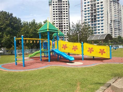 Seleccionado Centrado En Patio Al Aire Libre De Los Ni Os Modernos En