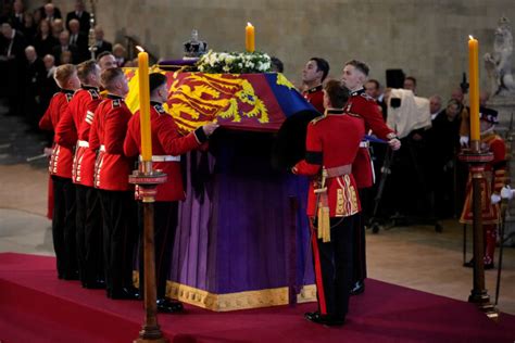 Mort D Elizabeth Ii Un Membre De La Famille Royale S Vanouit Devant