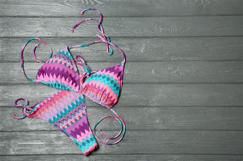 Bikini Elegante Sobre Fondo De Madera Plano Espacio Para Texto Foto Premium