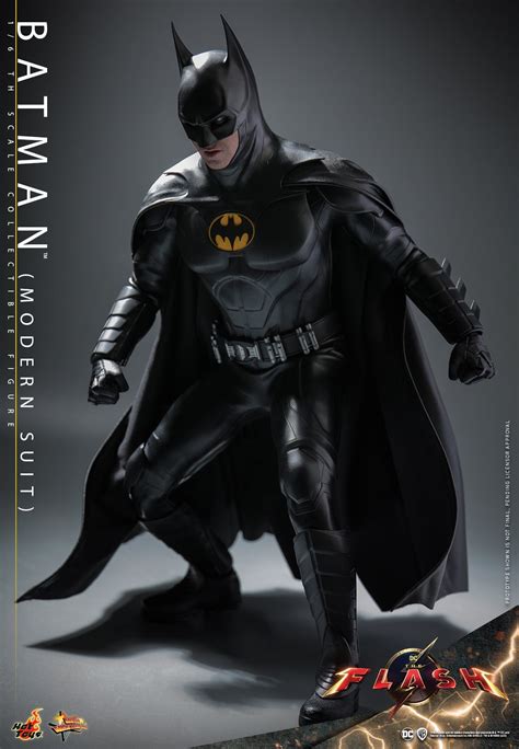 Galer A Imagen De La Figura De Hot Toys De Batman A Escala