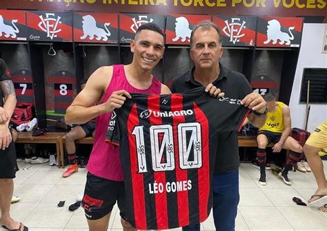 Léo Gomes é homenageado por completar 100 jogos no Vitória