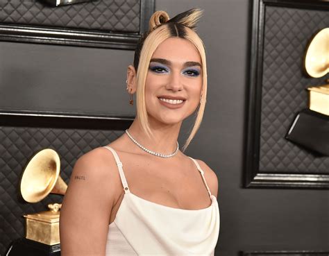 Ojoz azules y labios nude la combinación favorita de Dua Lipa que no