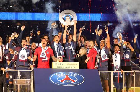 Après Un Match Raté Le Psg Réussit La Fête Du Titre Le Parisien