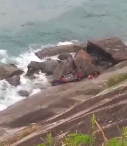 Carro cai de penhasco na Estrada do Grumari Diário do Rio de Janeiro