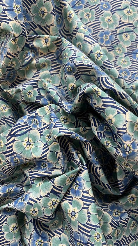 Echantillon De Gabardine De Coton Contrecoll Motif Floral Bleu Sur