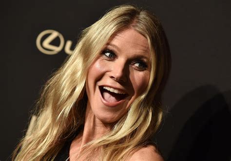 Gwyneth Paltrow leniuchuje w bikini i robi sobie selfie z córką Są jak siostry ESKA pl