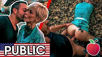 La MILF DELGADA Vicky Hundt necesita sexo duro al aire libre y cabalga su polla detrás de una