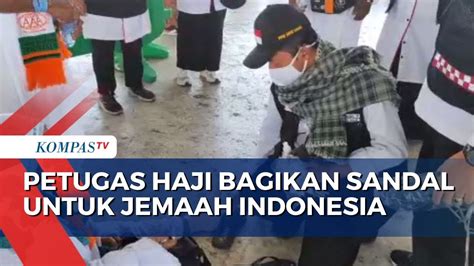 Petugas Haji Keliling Masjidil Haram Bagikan Sandal Untuk Jemaah