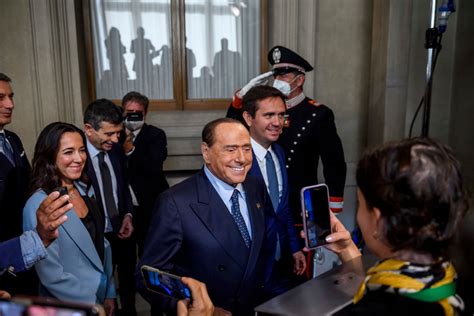 Silvio Berlusconi lascia il San Raffaele è stato dimesso dopo 4 giorni