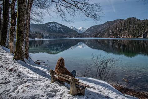 Baden in kristallklarem Wasser mit Blick auf Neuschwanstein - Places of ...