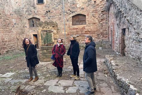 Diputats Derc Visiten El Castell De Santa Pau Abans De La Campanya De