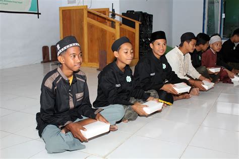 Wiz Berbagi Donasi Buka Puasa Asyura Bersama Santri Penghafal Al Qur An