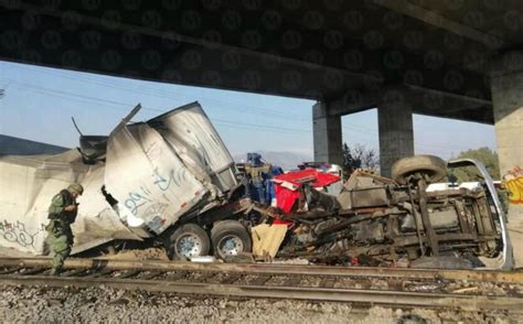 Tren embiste a tráiler que intentó ganarle el paso en Ecatepec