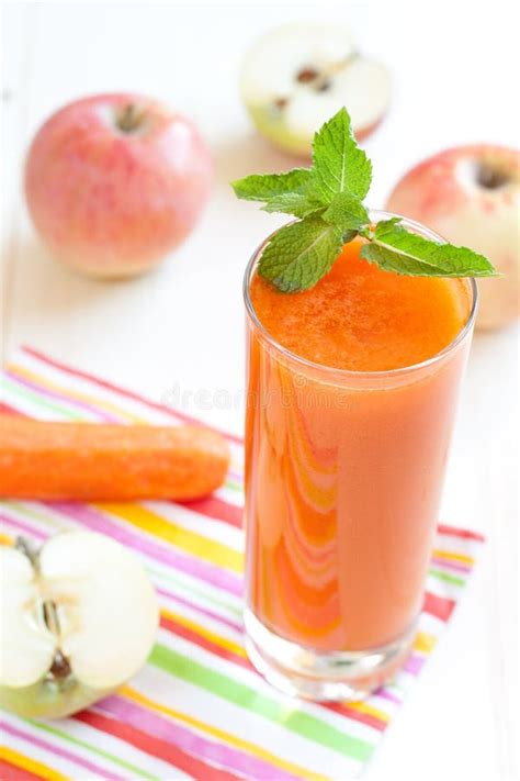 Karotte Mit Apple Und Ingwersaft Stockfoto Bild von flüssigkeit