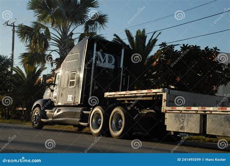 Tractor De Camión Estadounidense Kenworth Con Cielo Azul Imagen de