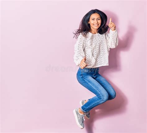 Jovem Linda Latina Vestindo Roupas Casuais Sorrindo Feliz Foto De Stock