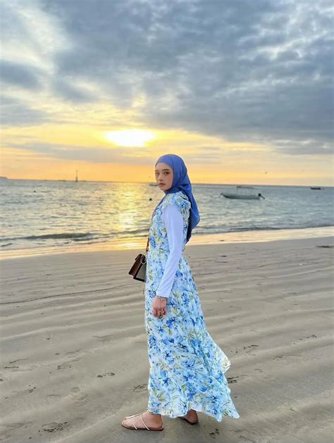 Gaya Inara Rusli Saat Liburan Di Pantai Bali Memesona Dengan Dress