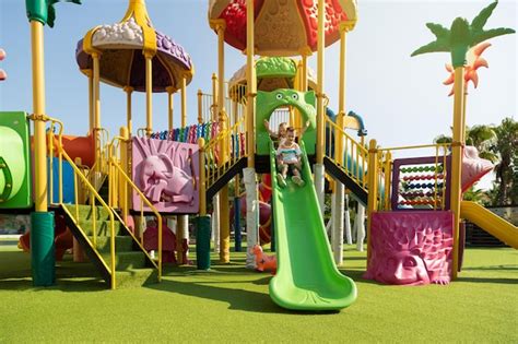 En un día soleado de verano un niño y una niña se deslizan por el