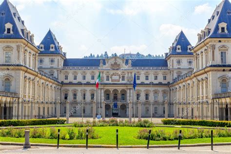 Turín Italia Castillo de Valentino se encuentra en el parque homónimo