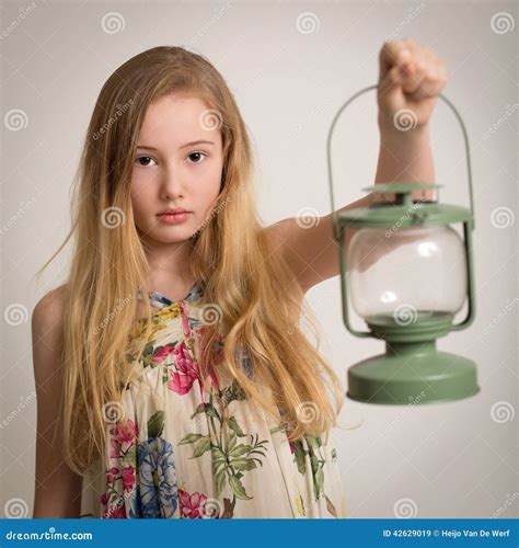 Fille Blonde Tenant Une Lanterne Image Stock Image Du Fleurs Brun 42629019