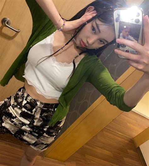 Momoland S Jooe Stirs Up The Internet With Her Mature Visuals In New Photos Kpophit Kpop Hit