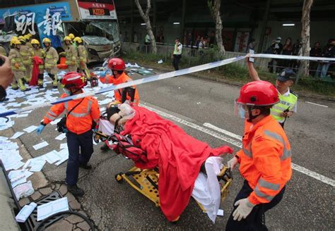 青衣巴士客貨車相撞 客貨車乘客送院不治 1317 20231018 港聞 即時新聞 明報新聞網