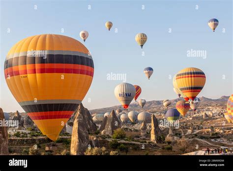 Heißluftballon am Morgen in der erodierten Landschaft bei Göreme