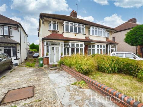 4 Bed Semi Detached House For Sale In Upper Brentwood Road Gidea Park