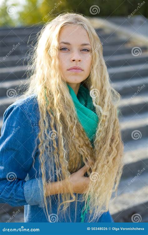 Portrait D une Jeune Femme Blonde Très Belle Dehors Photo stock Image du émotions ukrainien
