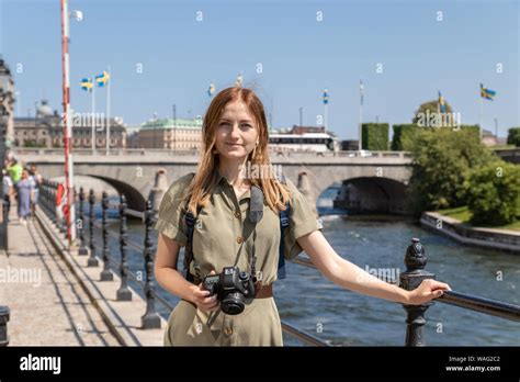 Stockholm Schweden 7 Juni 2019 Junge blonde Mädchen reisen um Stadt und Fotos der