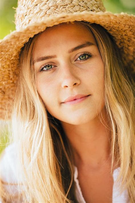 Portrait De Belle Fille Blonde Sur La Plage Image stock Image du fuselage décolleté 39876123