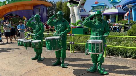 Photos Video Green Army Men Return To Toy Story Land At Disneys